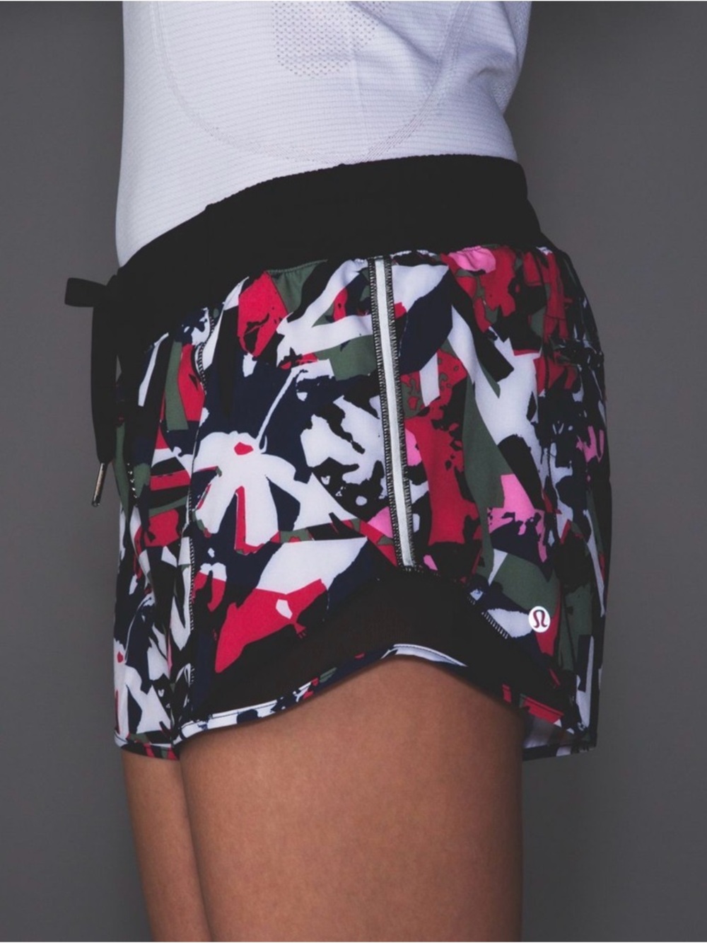 Lululemon Hotty Hot Short Pop Cut Boom Juice, sz 10 4” inseam